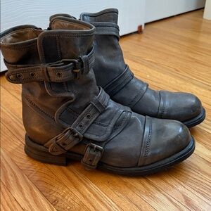UGG Combat Boots, smooth leather, size 10. Dark gray, taupe colored.